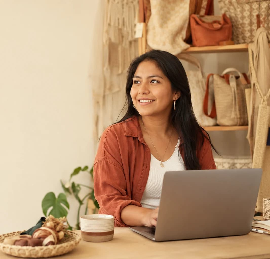 Emprendedora peruana gestionando su negocio online con HostingPerú