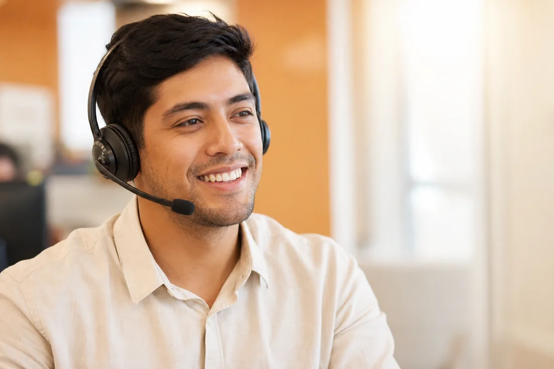 Agente de soporte peruano de HostingPerú con headset