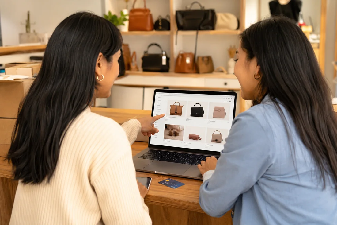 Emprendedoras peruanas gestionando su tienda online desde su boutique