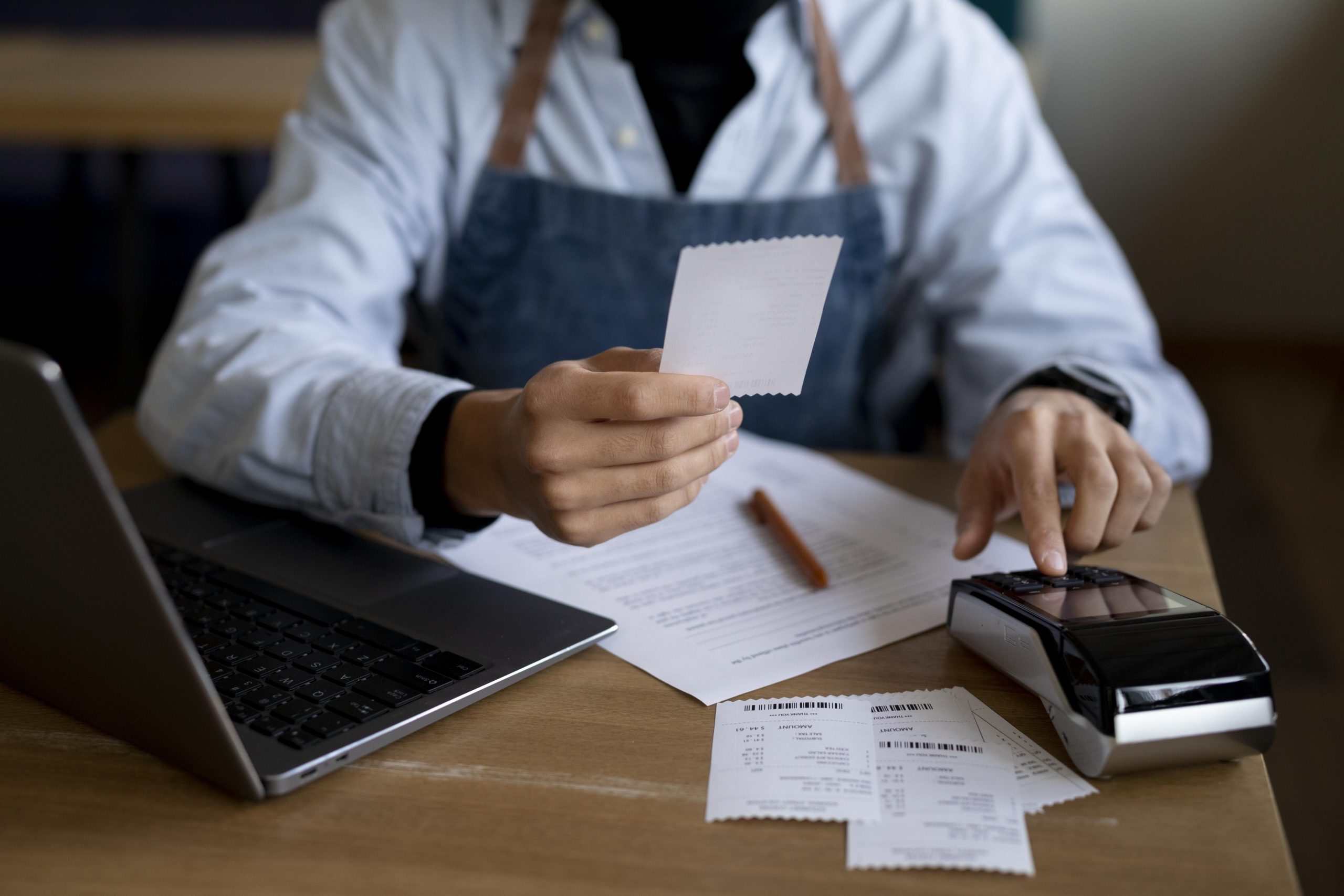 Emitir facturación electrónica en Perú es de caracter obligatorio para todos los contribuyentes que emiten comprobantes de pago, su incumplimiento puede resultar en multas y sanciones por parte de SUNAT.