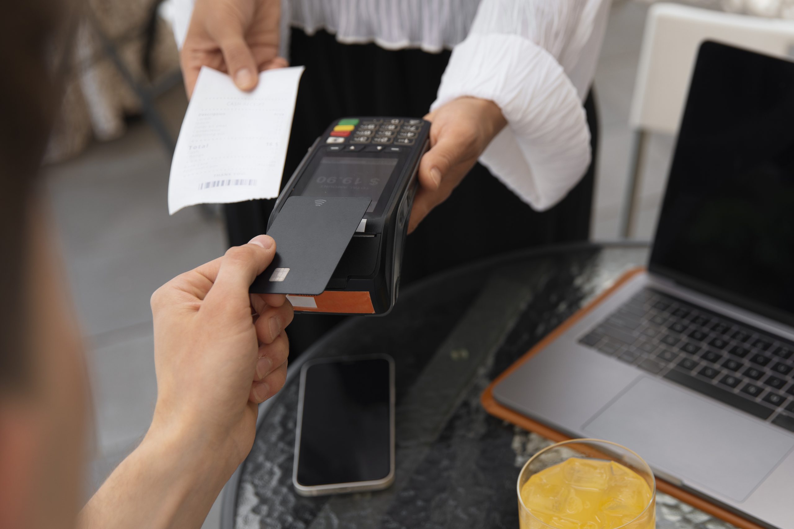 Para emitir facturas electrónicas en Perú se debe cumplir con los requisitos establecidos por SUNAT. La veracidad de una factura emitida se puede confirmar a través de la consulta de validez de comprobante de pago electrónico.