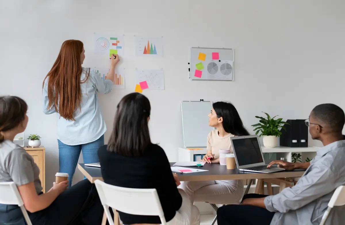 Entre los derechos del trabajador destaca el derecho a la capcitación y formación continua para porporcionar oportunidades de desarrollo profesional a sus empleados.