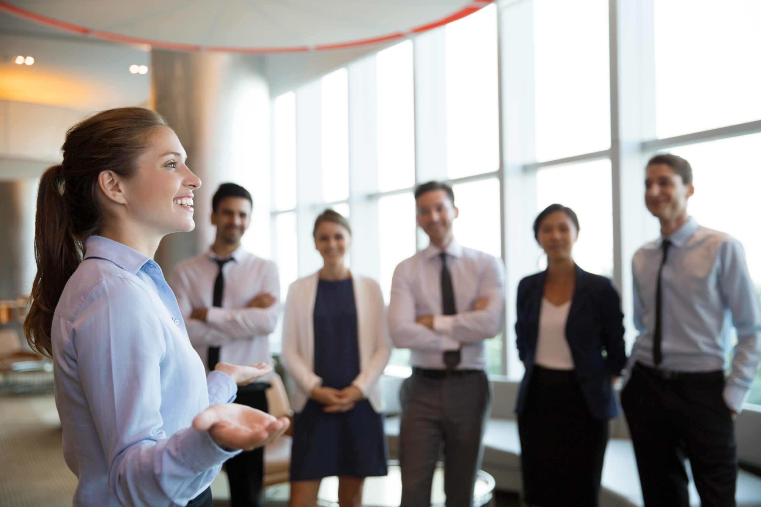Características de un emprendedor: Otra de las características de una persona emprendedora exitosa es el liderazgo. Un buen emprendedor es un líder motivador de su equipos para el cumplimiento de objetivos.