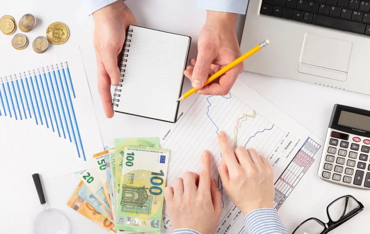 El cálculo CTS MYPE se realiza considerando el 50% de la compensación regular de los trabajadores en las PYME y MYPE, en comparación con el 100% en otras empresas.
